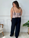Ce pantalon noir grande taille Karoline est un essentiel pour toutes les femmes. Très confortable avec son élastique au dos et ses poches latérales à l'avant, il ajoute une touche de style avec sa ceinture amovible à motifs assortie avec le top Alena.