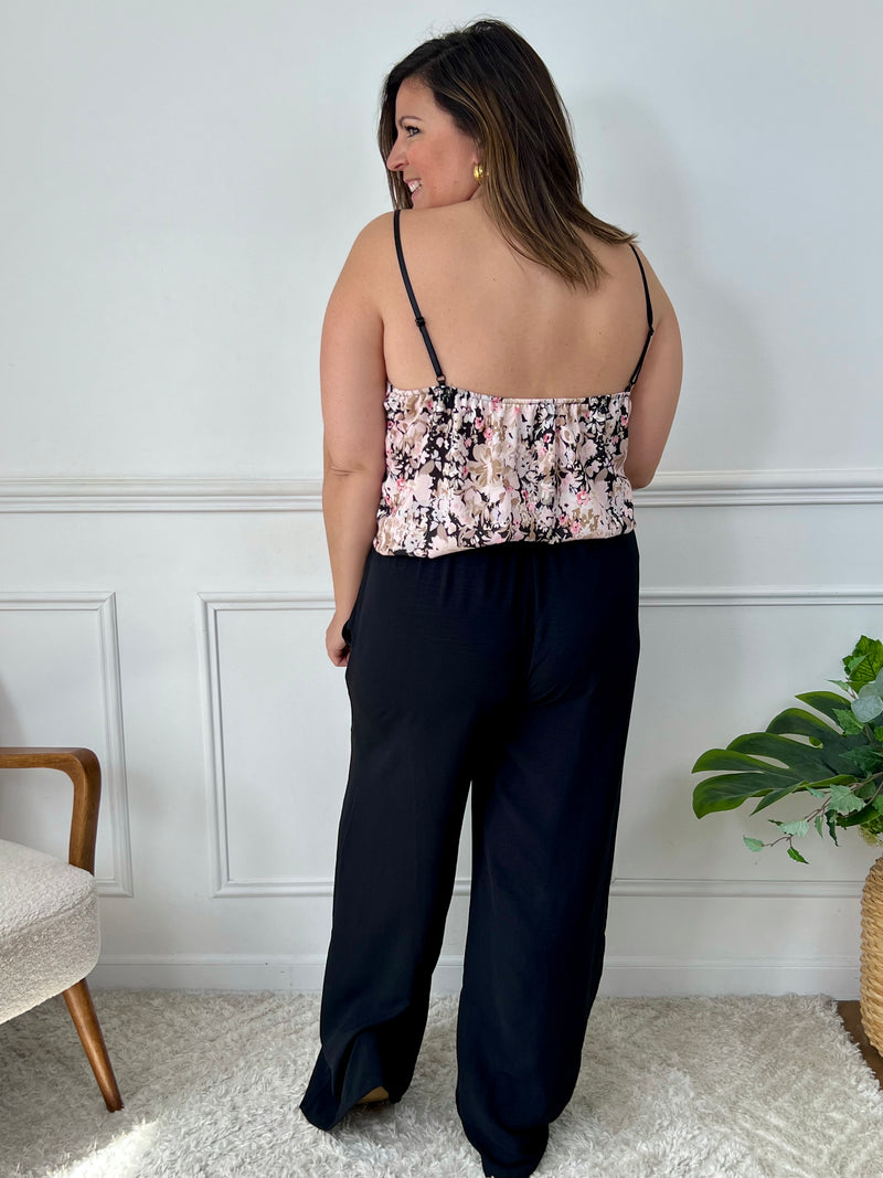 Ce pantalon noir grande taille Karoline est un essentiel pour toutes les femmes. Très confortable avec son élastique au dos et ses poches latérales à l'avant, il ajoute une touche de style avec sa ceinture amovible à motifs assortie avec le top Alena.