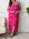 Éclatante et audacieuse, cette jupe longue rose fuchsia se distingue par ses motifs soleil rouges, ses boutons délicats sur toute la longueur et sa fente sur l’avant. Une pièce pleine de caractère, idéale pour illuminer vos tenues avec style et originalité.