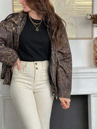 La pièce incontournable de la saison : la jupe short léopard. Avec son imprimé audacieux et sa taille élastique ultra confortable, elle devient l’alliée parfaite pour un look tendance, pratique et facile à porter au quotidien.