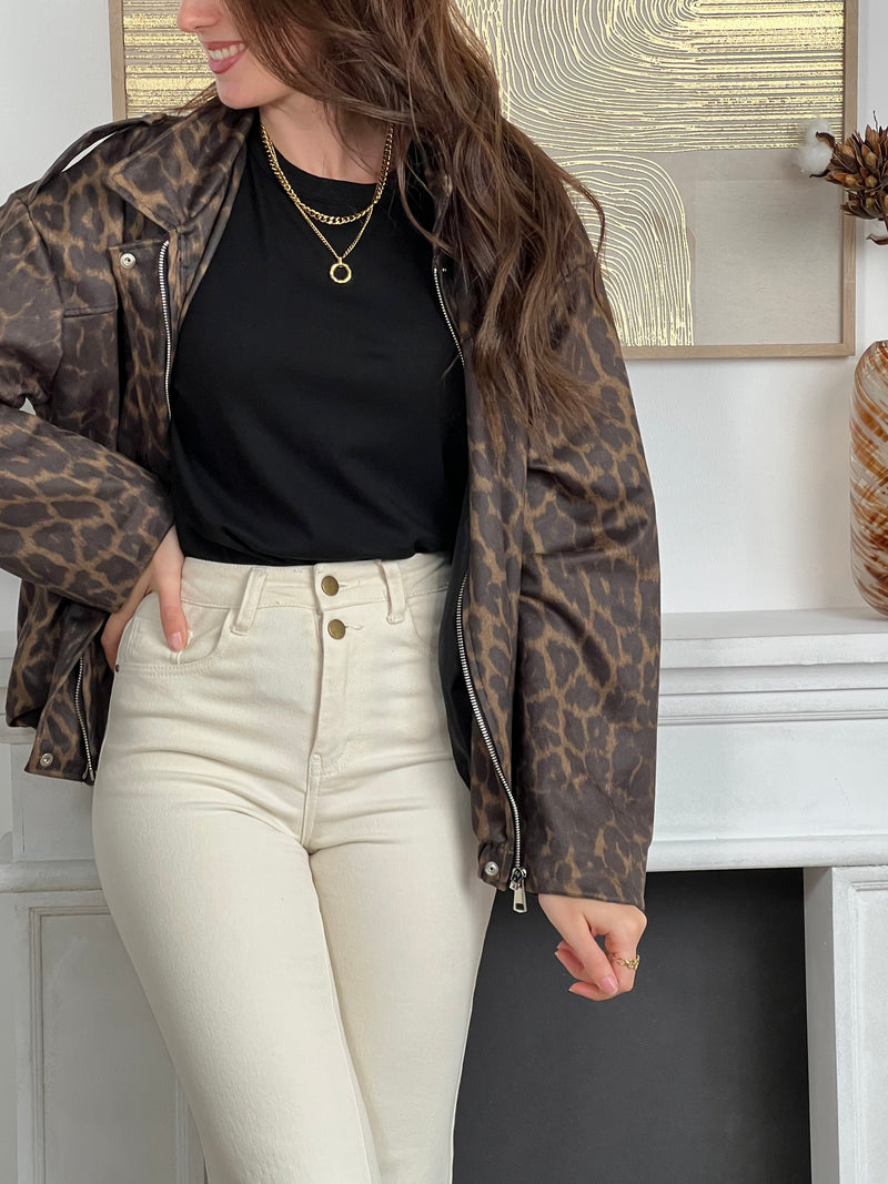 La pièce incontournable de la saison : la jupe short léopard. Avec son imprimé audacieux et sa taille élastique ultra confortable, elle devient l’alliée parfaite pour un look tendance, pratique et facile à porter au quotidien.