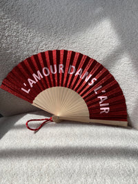 Éventail rouge pailleté : L'amour dans l'air