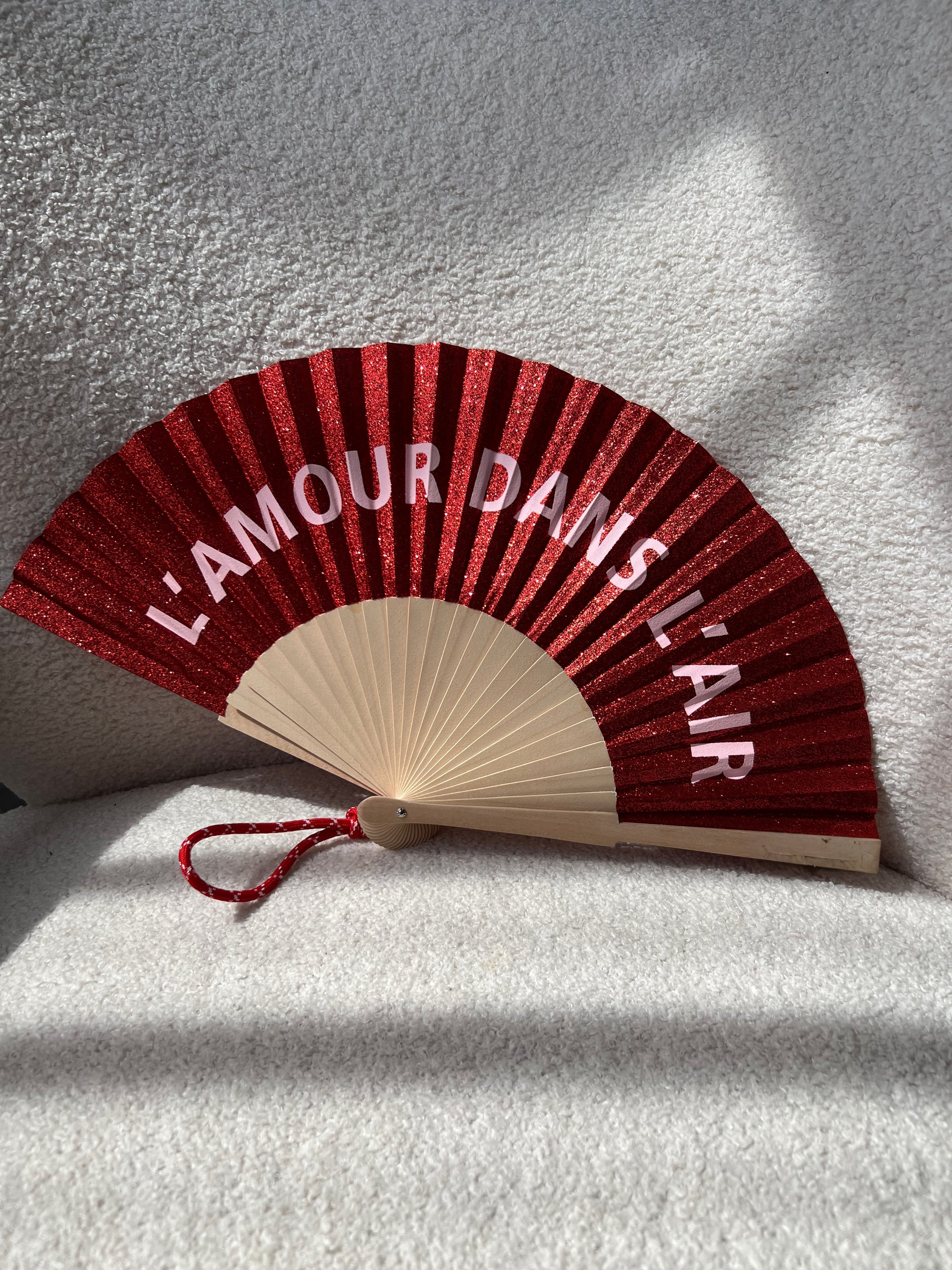 Éventail rouge pailleté : L'amour dans l'air