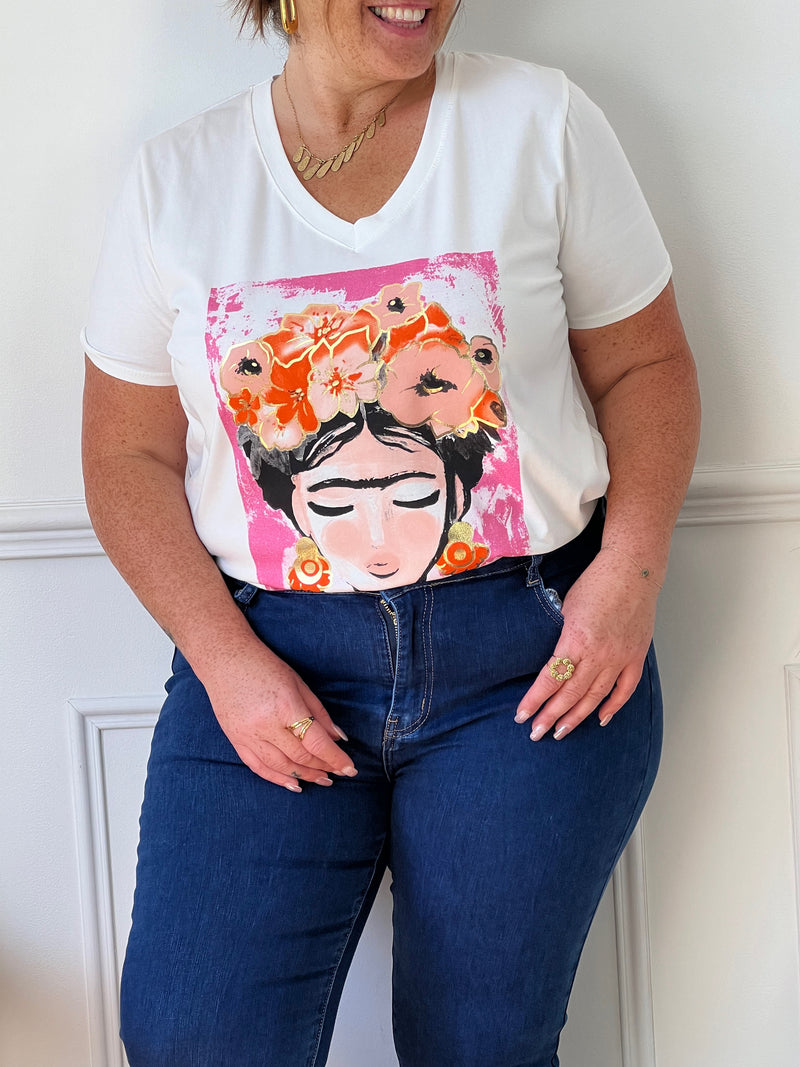 Affirmez votre style avec notre tee-shirt écru à motifs grande taille, une pièce unique et inspirée par l'iconique Frida Kahlo. Ce tee-shirt à manches courtes et col en V combine confort et originalité pour un look à la fois décontracté et artistique. L'illustration, inspirée par l'univers coloré et vibrant de Frida Kahlo, apporte une touche d'audace et de personnalité à votre tenue.