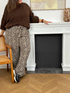 Adoptez un style tendance et confortable avec notre pantalon fluide grande taille à motifs léopards. Doté de poches latérales, d’un élastique au dos et d’une ceinture amovible assortie, il allie praticité et élégance. Disponible en noir, beige et taupe, il sublime toutes les silhouettes avec modernité.