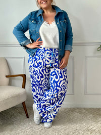 Sublimez votre silhouette avec le pantalon Linzy, une pièce audacieuse en bleu ornée de motifs élégants. Sa coupe ample célèbre vos courbes tout en garantissant un confort optimal pour toutes les occasions.