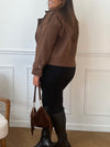 Veste grande taille Athenais, coupe courte et droite avec manches longues et col à revers. Doublée pour plus de confort, sans poches. Fermeture par boutons. Élégante en marron, elle allie simplicité et fonctionnalité.