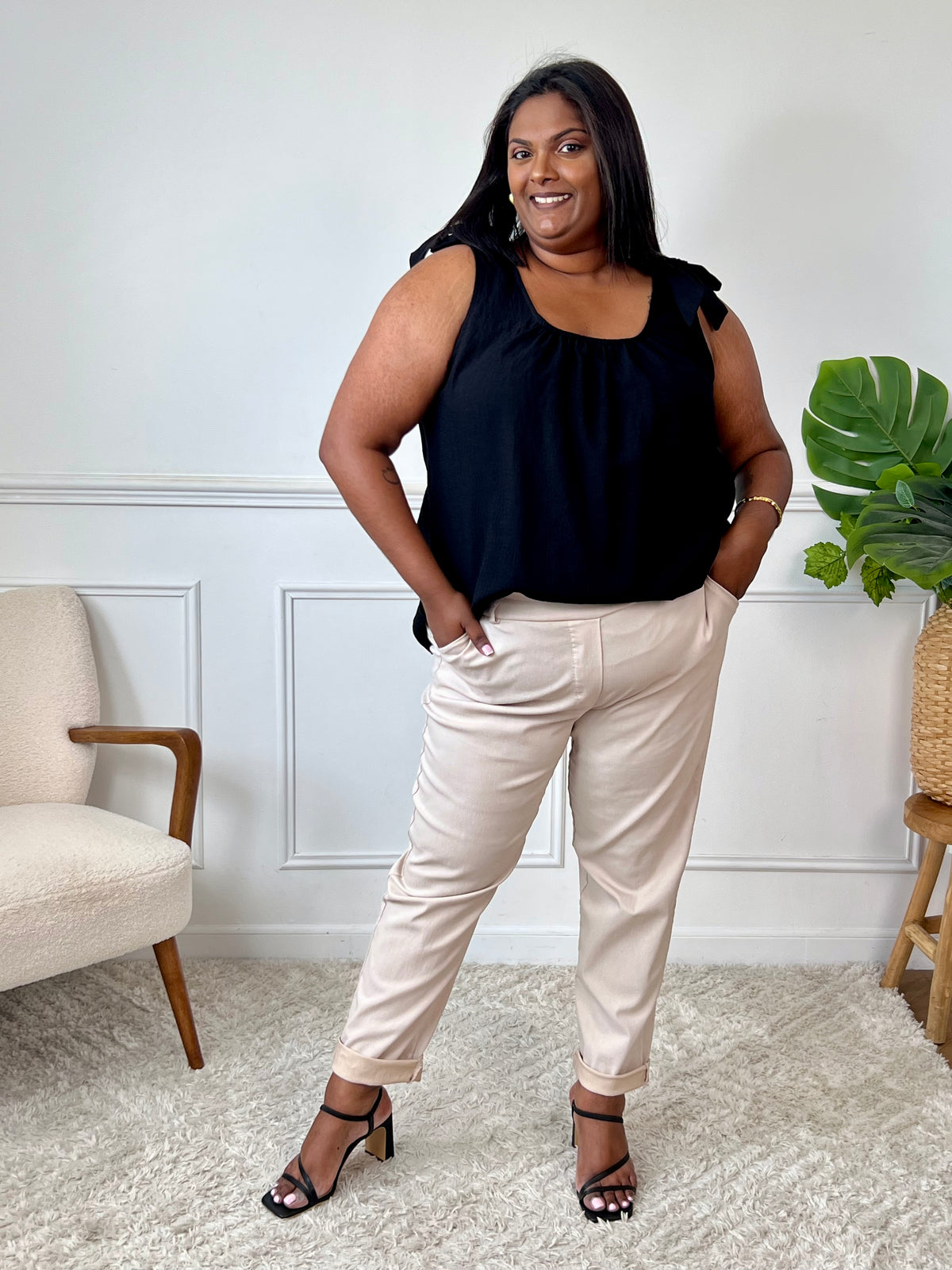 Adoptez un look élégant et confortable avec ce top noir grande taille. Ses bretelles non réglables sont agrémentées d’un détail nœud au niveau des épaules, apportant une touche féminine et raffinée. Sa couleur noire intemporelle en fait une pièce facile à associer à vos tenues du quotidien comme aux looks habillés