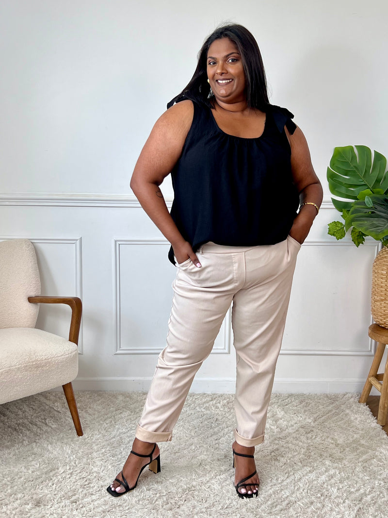 Adoptez un look élégant et confortable avec ce top noir grande taille. Ses bretelles non réglables sont agrémentées d’un détail nœud au niveau des épaules, apportant une touche féminine et raffinée. Sa couleur noire intemporelle en fait une pièce facile à associer à vos tenues du quotidien comme aux looks habillés