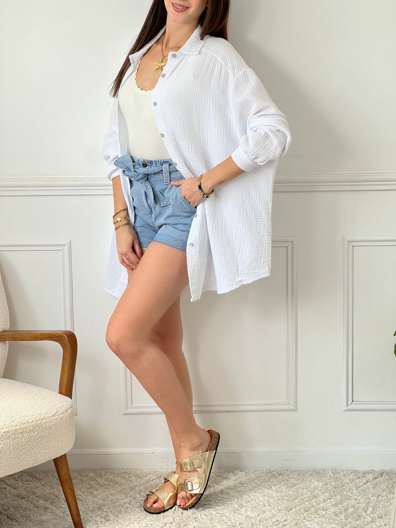 Optez pour la chemise Flore en gaze de coton écrue, avec ses boutons sur la longueur et aux manches, son col chemise et son motif en sequin à l'arrière. Une touche d'originalité pour un look décontracté et tendance. Parfait pour toutes les occasions !