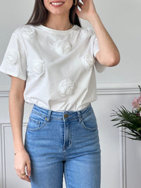 Découvrez notre charmant tee-shirt écru Felicie pour femmes ! Avec ses manches courtes, son col rond et ses fleurs en relief sur le devant, il vous offrira un look à la fois féminin et élégant. Ajoutez une touche à votre tenue avec notre tee-shirt confortable et tendance.