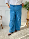 Révélez votre élégance avec le pantalon bleu Eline grande taille ! Sa coupe droite et taille haute flatte votre silhouette. Pratique avec ses poches avant et arrière, il s'ajuste parfaitement avec son élastique et ses liens de serrage.