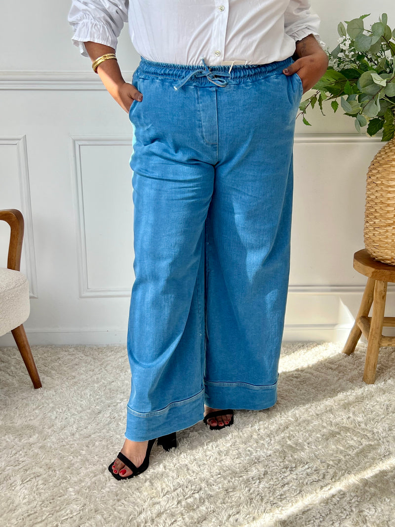 Révélez votre élégance avec le pantalon bleu Eline grande taille ! Sa coupe droite et taille haute flatte votre silhouette. Pratique avec ses poches avant et arrière, il s'ajuste parfaitement avec son élastique et ses liens de serrage.