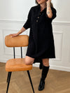 Cette robe courte noire, modèle Cora, allie élégance et confort. Ses manches longues et son col chemise apportent une touche sophistiquée, tandis que les boutons au col et aux manches accentuent son style raffiné.