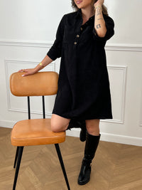 Cette robe courte noire, modèle Cora, allie élégance et confort. Ses manches longues et son col chemise apportent une touche sophistiquée, tandis que les boutons au col et aux manches accentuent son style raffiné.