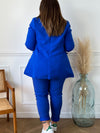 Ce blazer bleu roi grande taille pour femme est un must-have pour toute garde-robe! Fabriqué en Italie, il dispose d'une doublure et de manches longues avec épaulettes pour une silhouette élégante et structurée. Les boutons sur la longueur ajoutent une touche de sophistication et les poches factices à l'avant offrent un supplément de style.