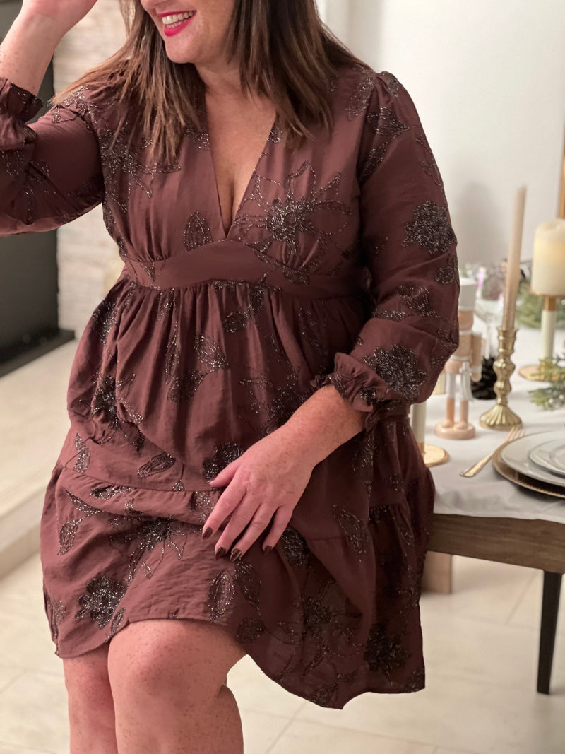 Élégante et naturelle, cette robe courte marron à motifs argenté séduit par son col V flatteur et sa coupe fluide. Légère et féminine, elle sublime la silhouette avec charme et douceur, parfaite pour toutes les occasions.