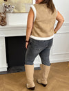 Cette veste sans manches camel Maelia combine douceur et style avec sa moumoute chaleureuse et son col rond confortable. Les motifs floraux apportent une touche féminine et délicate, idéale pour rehausser vos tenues tout en restant confortable.