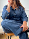 Cette chemise en jean bleue grande taille Celinda allie confort et style. Ses manches longues et son col chemise offrent une coupe classique, tandis que les boutons dorés apportent une touche élégante. Légèrement élastique, elle s’adapte parfaitement à votre silhouette.
