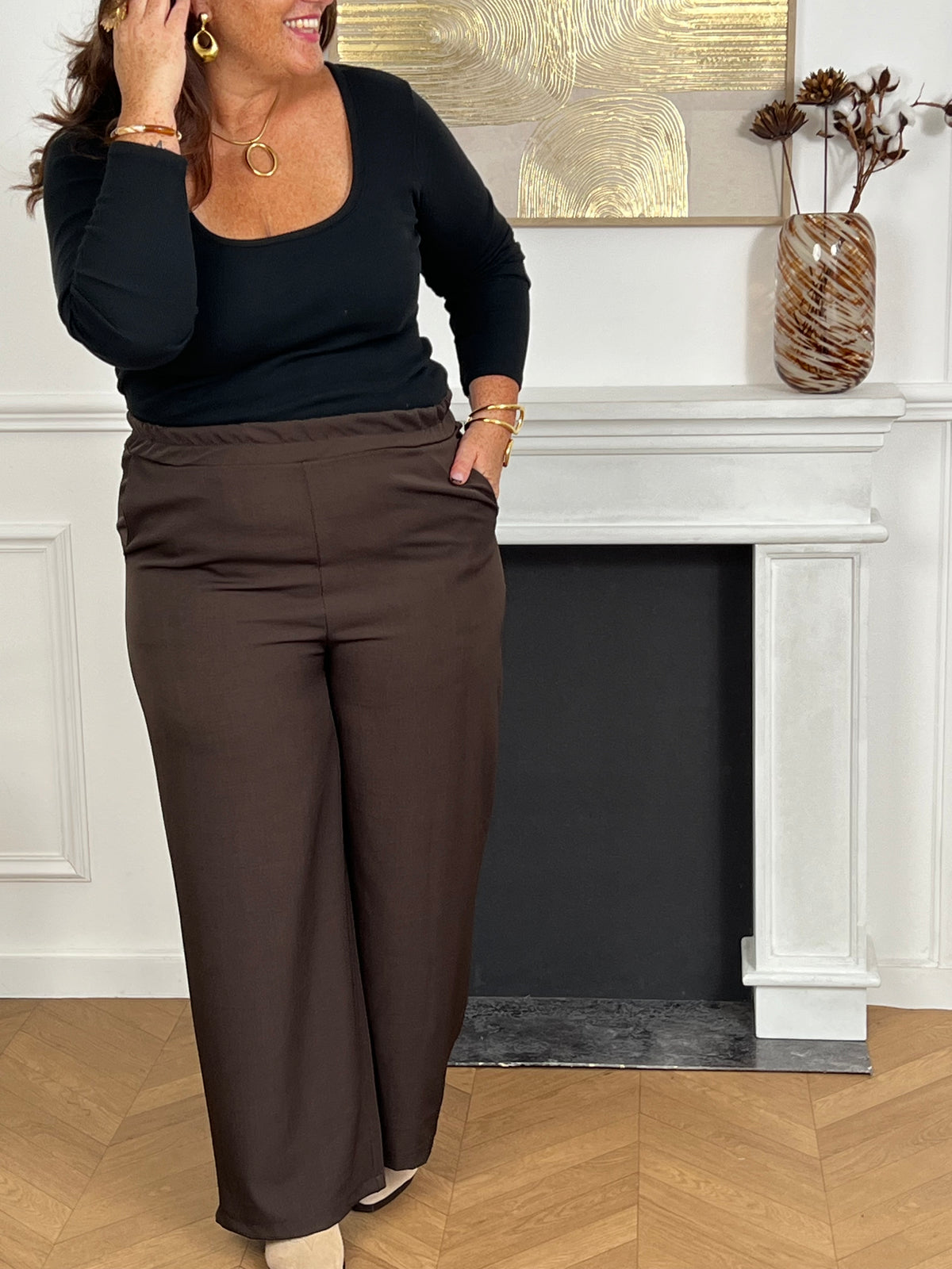 Ce pantalon marron coupe droite grande taille pour femme est l'élégance incarnée. Avec sa matière fluide, il offre un confort optimal et sa coupe droite flatteuse convient à toutes les morphologies.