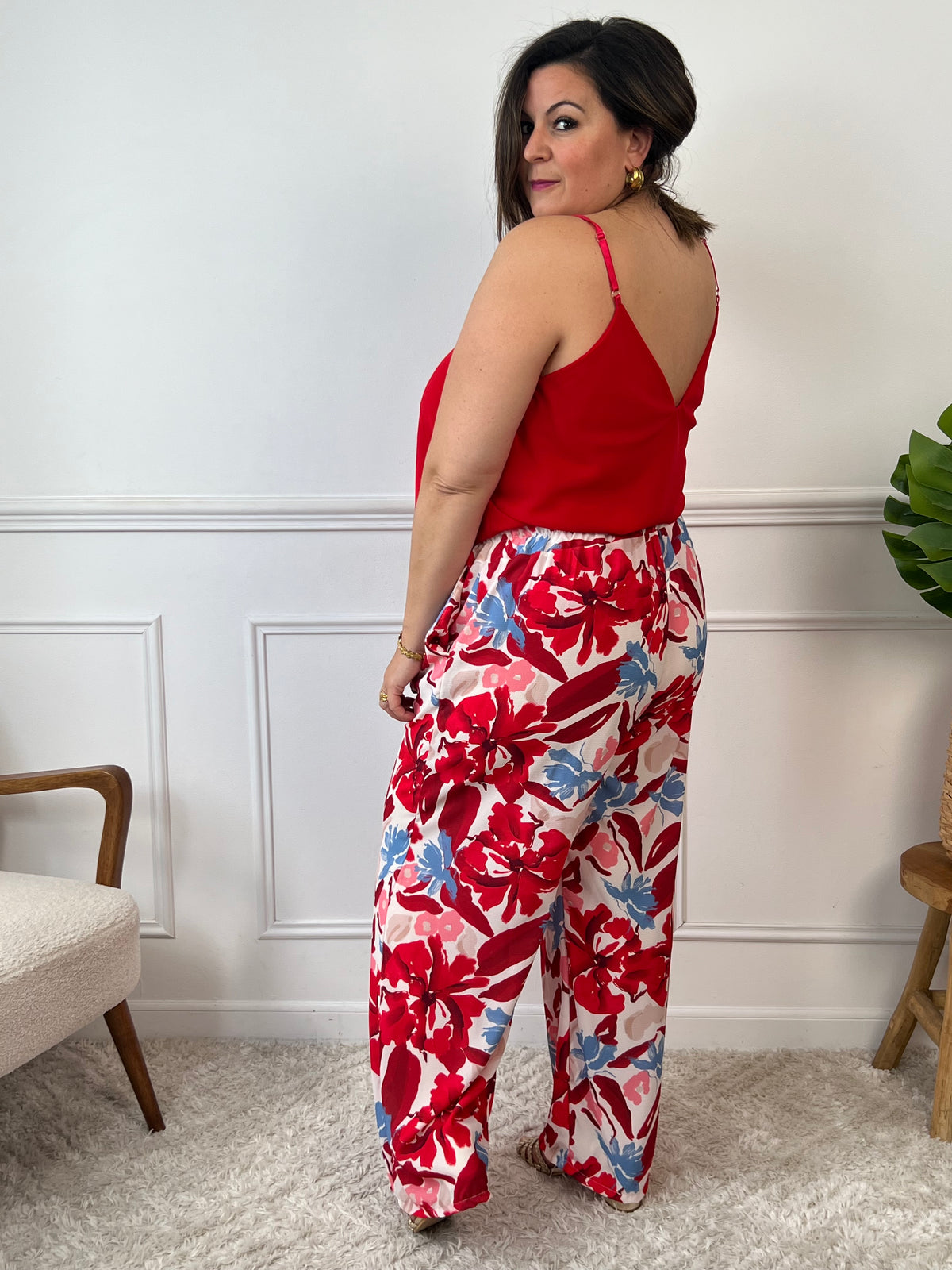 Le pantalon fleuri rouge Layana, aussi ample que confortable, possède une taille élastique avec cordon pour un ajustement parfait. Avec ses 2 poches pratiques à l'avant, il est idéal pour un look décontracté et pratique.