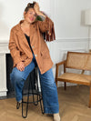 Cette veste camel en effet daim, ornée de franges au dos et aux manches, offre un style unique. Ses manches longues et ses poches latérales pratiques allient élégance et confort, idéale pour les grandes tailles.
