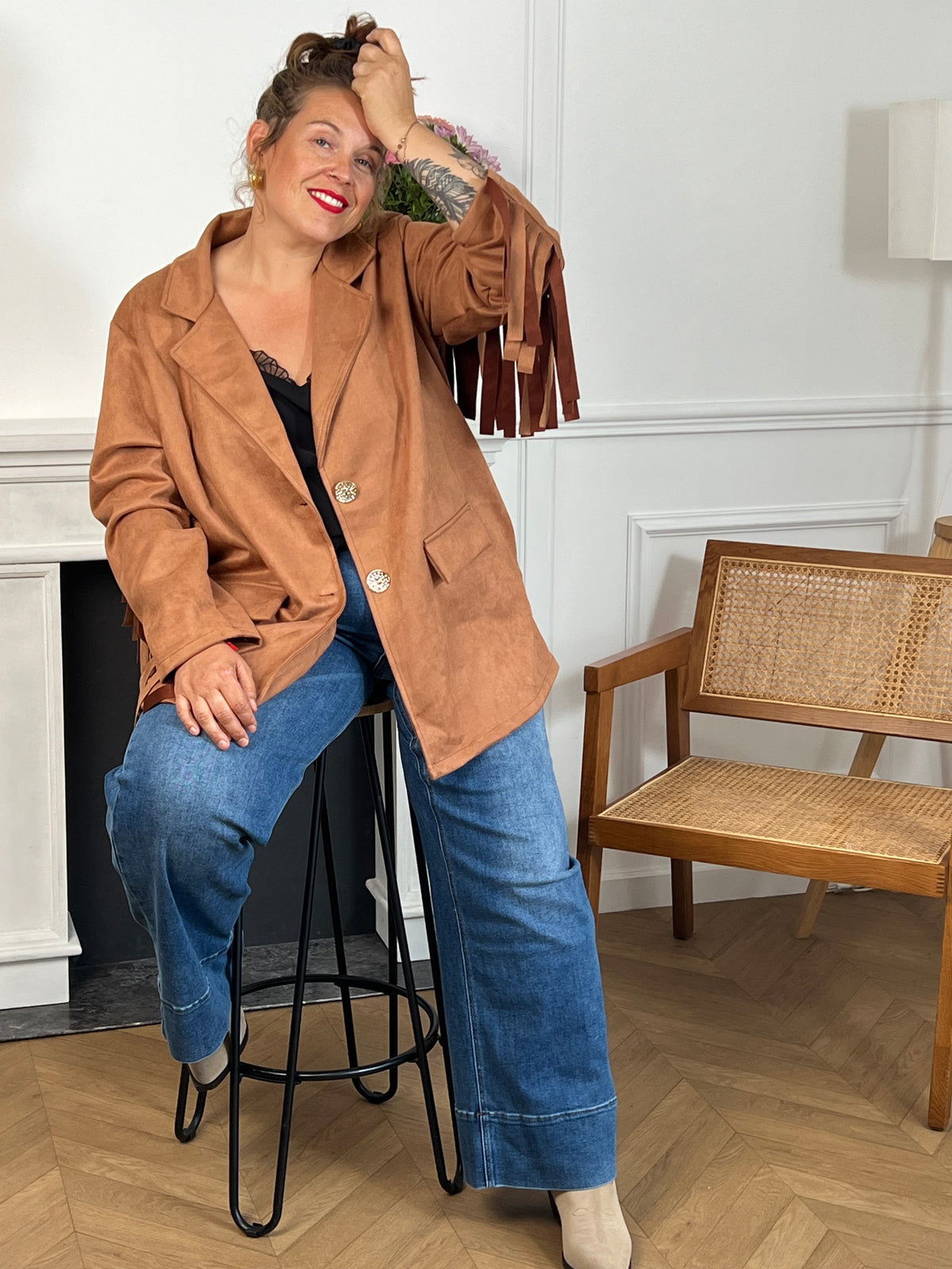 Cette veste camel en effet daim, ornée de franges au dos et aux manches, offre un style unique. Ses manches longues et ses poches latérales pratiques allient élégance et confort, idéale pour les grandes tailles.