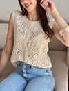 Rejoignez la tendance du crochet avec le top sans manches Liyah ! Avec son col rond et ses boutons sur la longueur, ce top apporte une touche vintage et bohème à votre garde-robe.