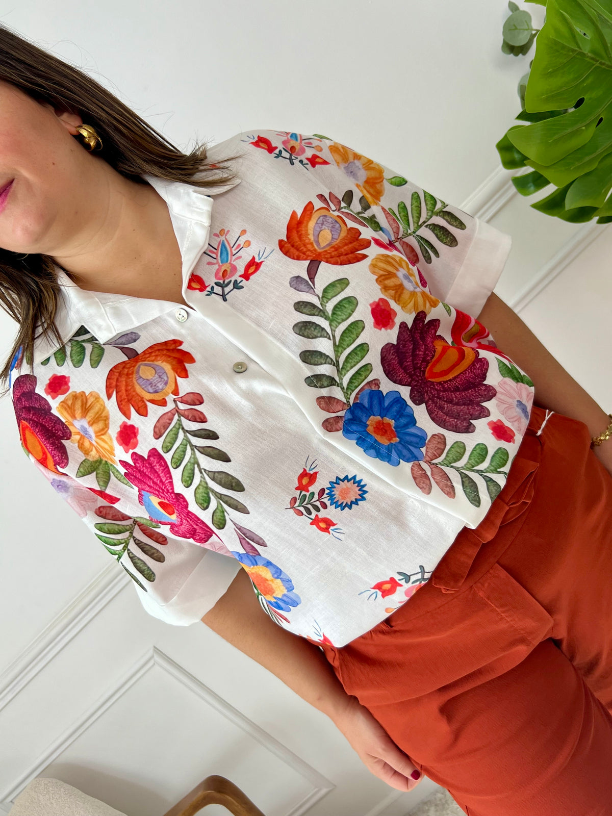 Chemise à motifs effet lin grande taille – Légère et agréable à porter, cette chemise ample à manches courtes et col classique se ferme par des boutons sur toute la longueur. Ses motifs floraux multicolores sur fond écru apportent une touche fraîche et colorée à tous les looks.
