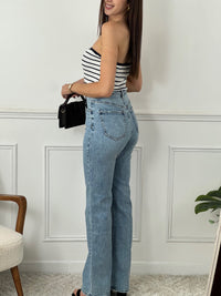 Ce magnifique top bandeau écru à rayuresbleues côtelé est parfait pour les femmes au style élégant et tendance. Sans manches, il vous apportera une liberté de mouvement et un confort optimal. Portez-le seul pour un look décontracté ou associez-le à une veste pour une touche plus chic.