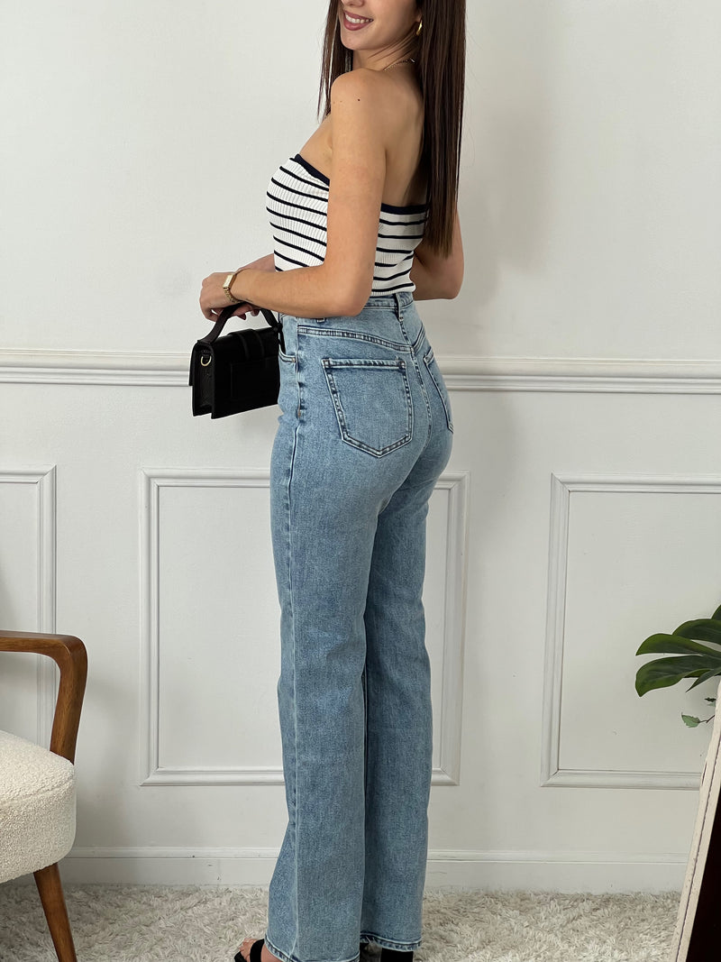 Ce magnifique top bandeau écru à rayuresbleues côtelé est parfait pour les femmes au style élégant et tendance. Sans manches, il vous apportera une liberté de mouvement et un confort optimal. Portez-le seul pour un look décontracté ou associez-le à une veste pour une touche plus chic.