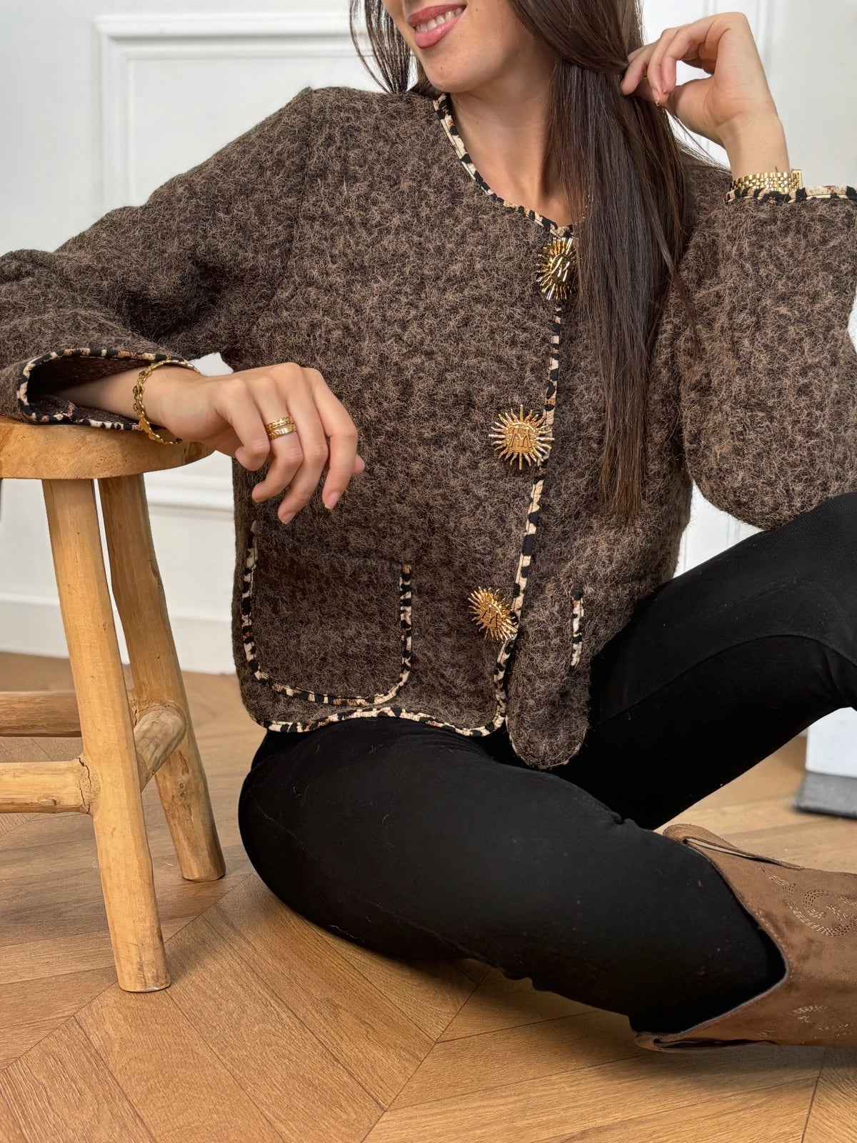 Chic et audacieuse, cette veste marron se démarque par son pourtour souligné d’une fine bande léopard, subtile touche de caractère. Pratique et élégante, elle est dotée de deux poches à l’avant et s’agrémente d’épingles amovibles dorées, offrant la possibilité de personnaliser votre look au gré de vos envies.