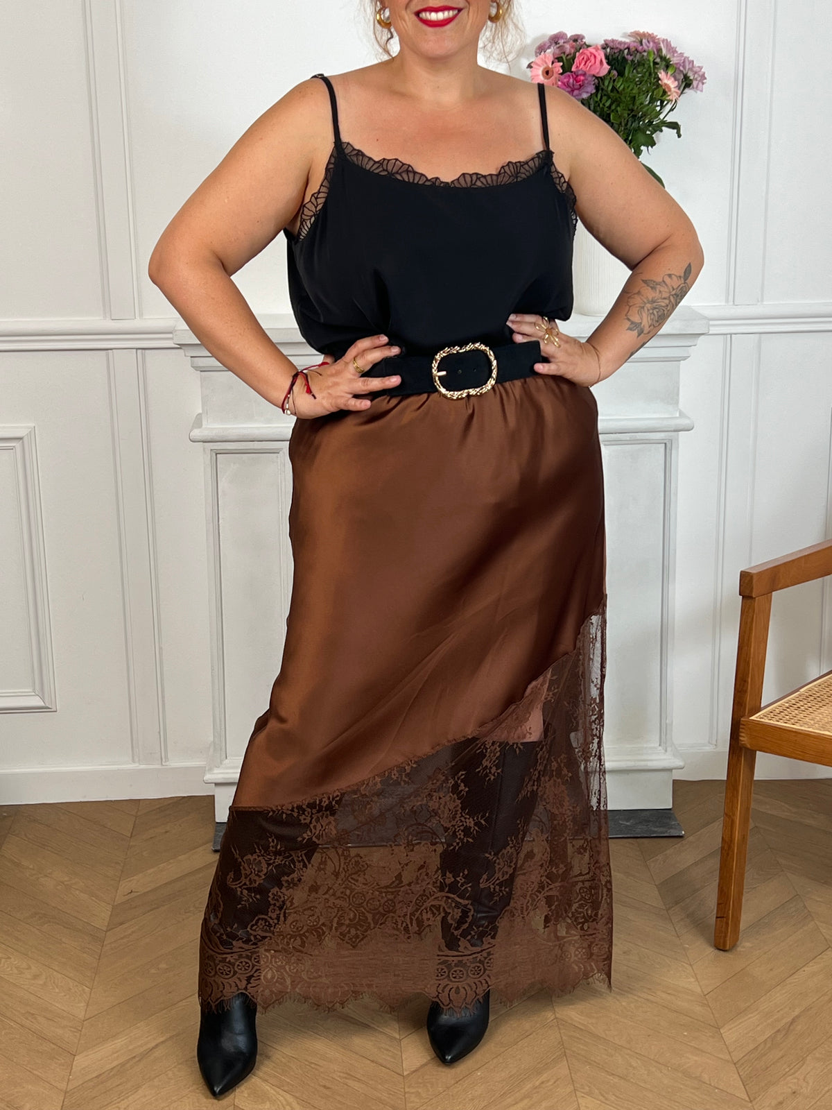 Cette jupe longue marron grande taille est conçue pour allier confort et élégance. Sa taille élastique assure un ajustement parfait, tandis que la dentelle ajourée sur le bas apporte une touche délicate et féminine.