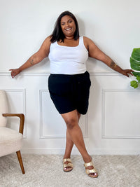 Ce short noir en gaze de coton allie confort et praticité grâce à sa taille élastique ajustable par un lien de serrage. Ses deux poches latérales offrent un espace pratique pour vos essentiels, tandis que sa matière légère assure une agréable sensation de douceur sur la peau.