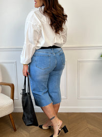 Bermuda long en jean au style décontracté et tendance, parfait pour des looks estivaux à la fois cool et maîtrisés. Sa coupe allongée apporte une touche urbaine tout en assurant confort et liberté de mouvement.