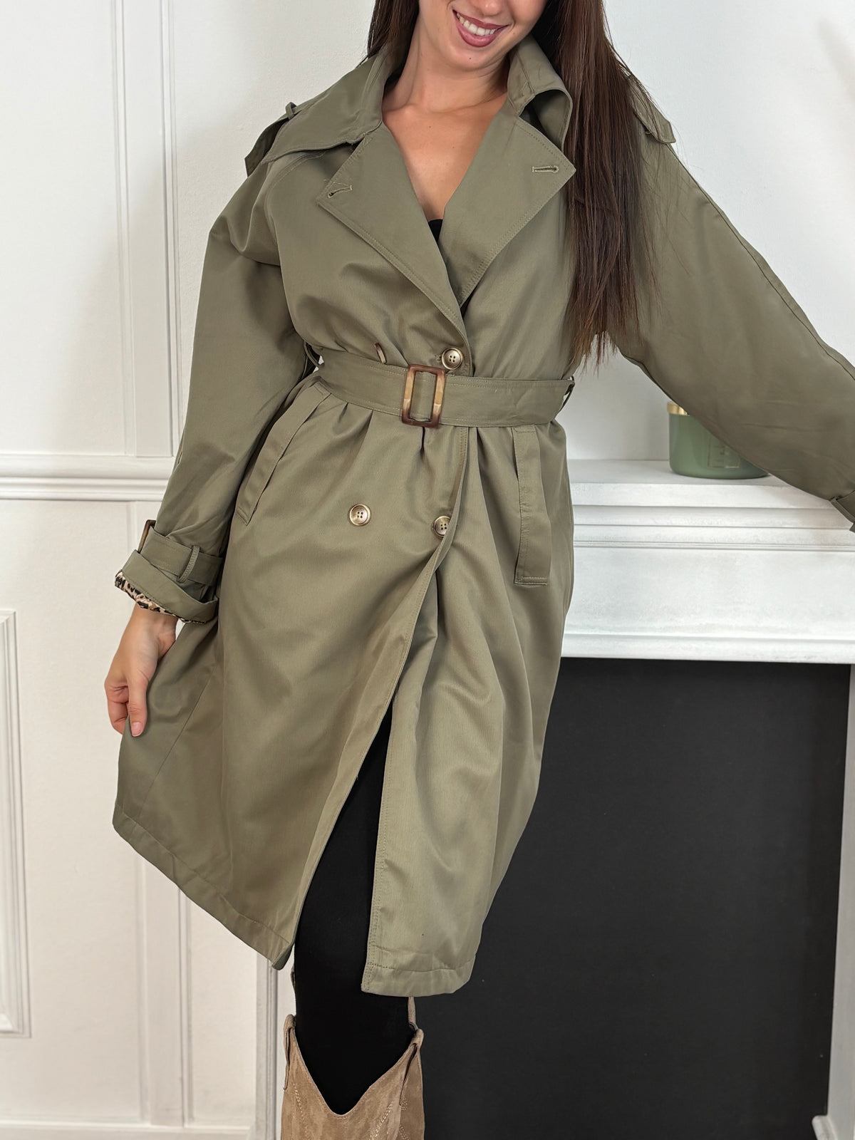Ajoutez une touche de féminité et de style à votre garde-robe avec notre trench Marlyne en kaki. Doté d'une ceinture amovible à la taille et aux manches pour une silhouette flatteuse. Parfait pour toutes les occasions, ce trench est fendu à l'arrière pour un look à la fois chic et pratique.