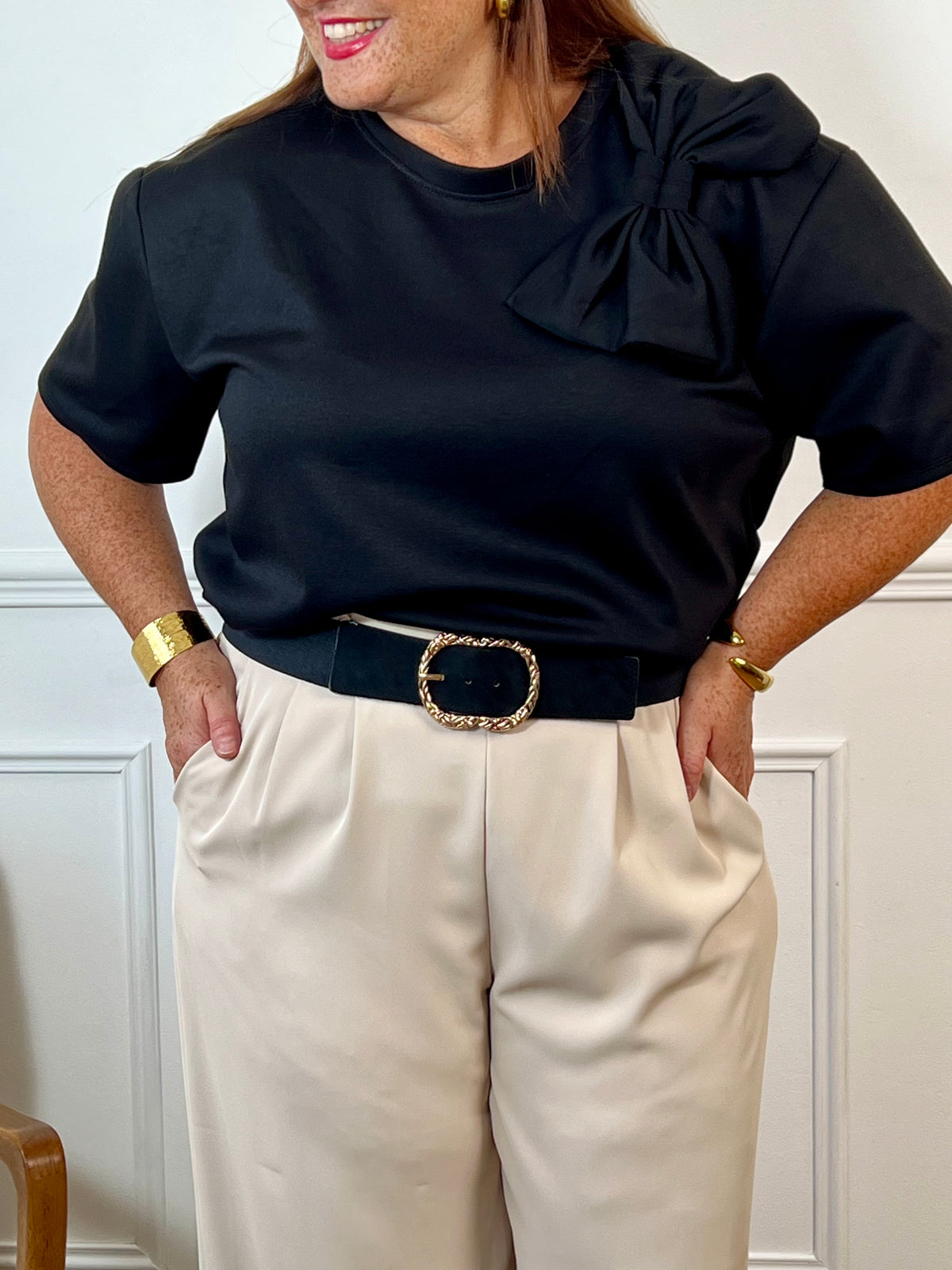Tee-shirt noir grande taille pour femme, ce tee-shirt à manches courtes est doté d’un col rond et d’un nœud sur le devant pour une touche féminine. Confectionné dans une matière épaisse pour un tombé structuré. Couleur noir, idéale pour la mi-saison.