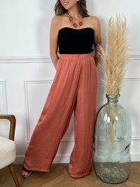 Découvrez notre Pantalon fluide terracotta, le choix parfait pour votre garde-robe décontractée ! Avec sa couleur terracotta tendance et son tissu élastique, il allie confort et style. Les poches ajoutent une touche pratique à ce pantalon fluide et votre allure élégante sera complétée par son ajustement parfait.