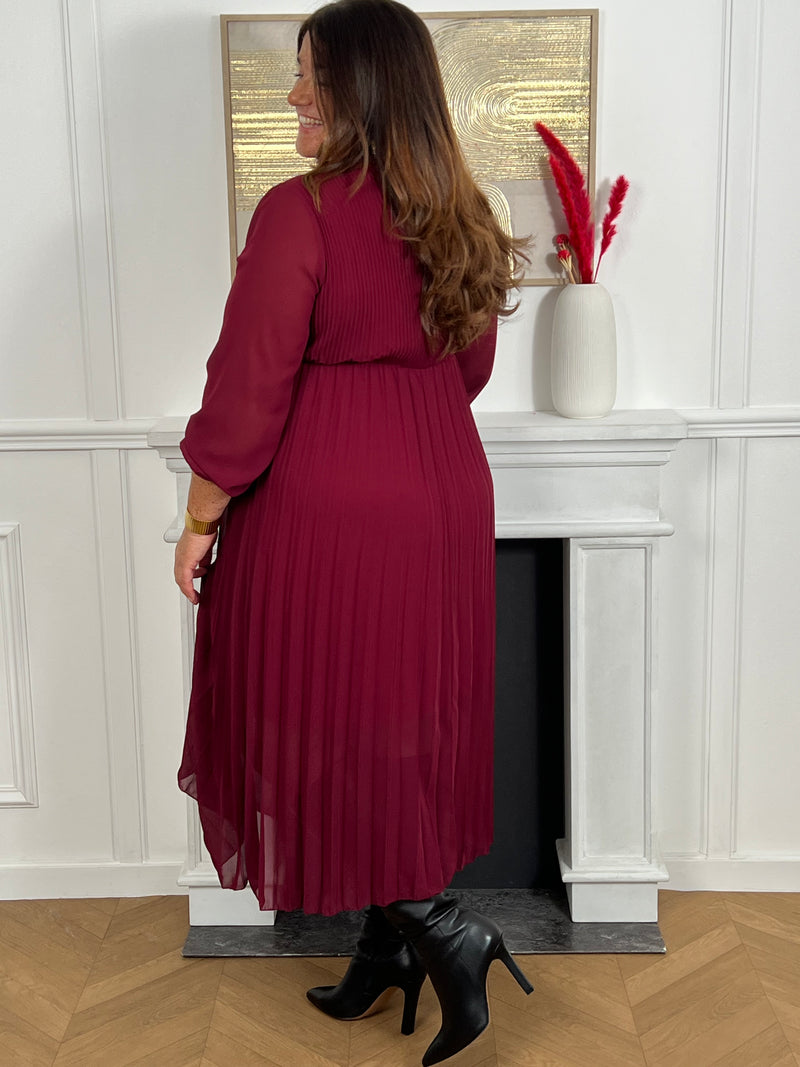 Sa coupe longue et ses manches longues en font une pièce intemporelle, parfaite pour toutes les occasions. Son design plissé offre une touche d'élégance et flatte toutes les silhouettes. Ajoutez cette robe à votre collection pour un style distingué et polyvalent !