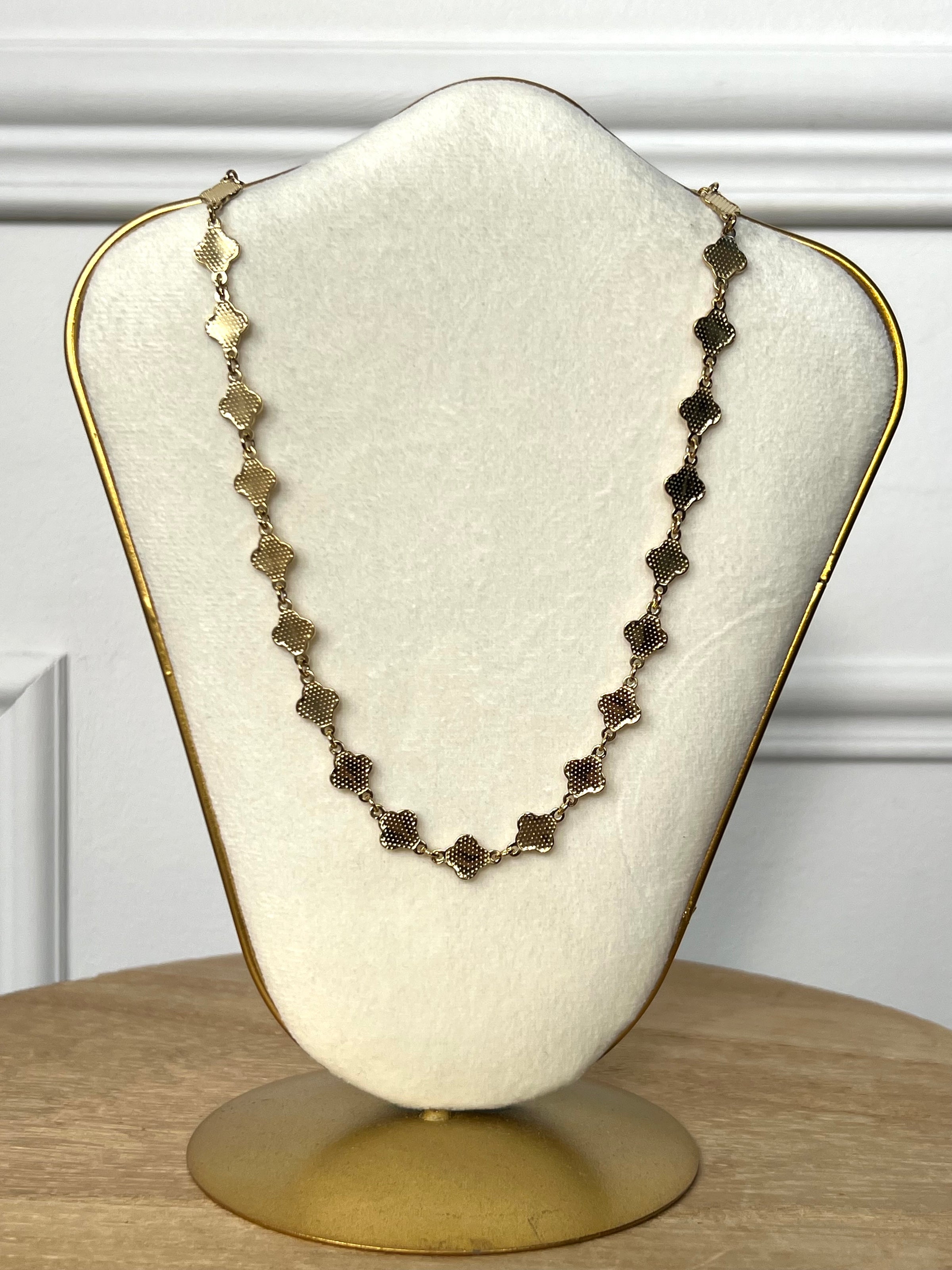 Gold necklace: Baena