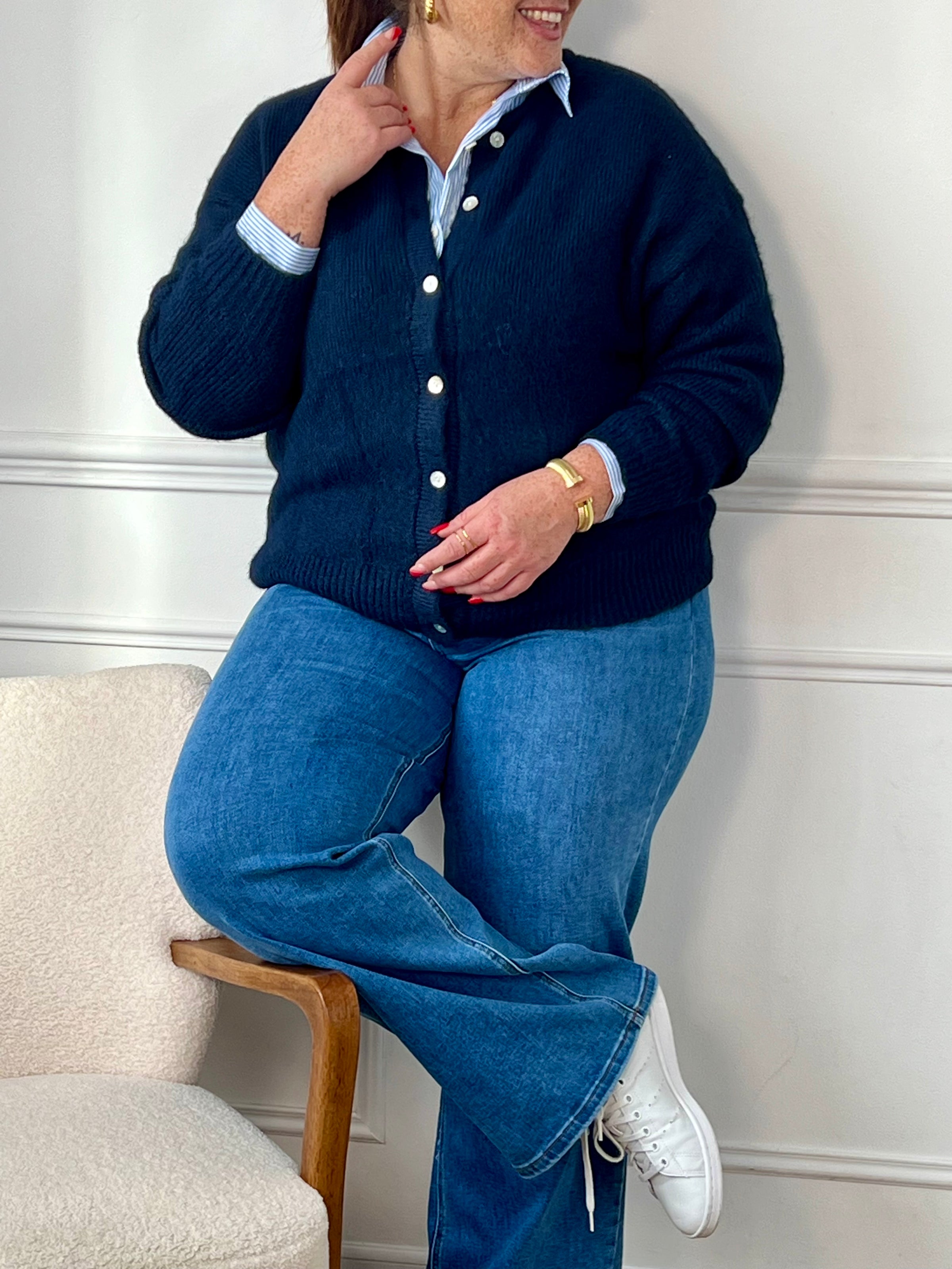 Avec son col rond et ses boutons sur la longueur, ce gilet offre une touche d'élégance à toute tenue. Restez au chaud tout en ajoutant une touche de style à votre garde-robe.