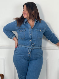 Adoptez un look tendance et confortable avec cette combinaison longue en jean bleu, parfaite pour toutes les occasions. Son denim souple, sa taille ajustable et ses manches longues en font une pièce incontournable au style effortless.&nbsp;