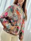 Apportez une touche de dynamisme à votre garde-robe avec la veste colorée à motifs Camilia. Conçue dans un style bomber, elle offre un confort optimal grâce à ses manches longues et son élastique aux poignets et au bas de la veste.