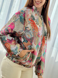 Apportez une touche de dynamisme à votre garde-robe avec la veste colorée à motifs Camilia. Conçue dans un style bomber, elle offre un confort optimal grâce à ses manches longues et son élastique aux poignets et au bas de la veste.