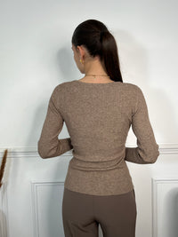 Adoptez un look sophistiqué avec notre top taupe près du corps, doté d’un effet croisé à l’avant et d’un col V flatteur. Élégance et féminité garanties.