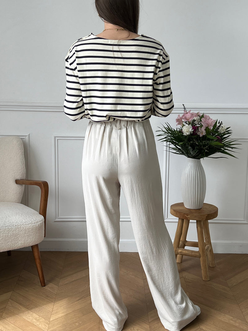 Transformez votre garde-robe avec le pantalon fluide beige Clélia. Élégant et polyvalent, ce pantalon mettra amplement en valeur votre silhouette grâce à sa ceinture amovible et ses 2 poches latérales pratiques. Un incontournable pour être stylé en toute occasion.