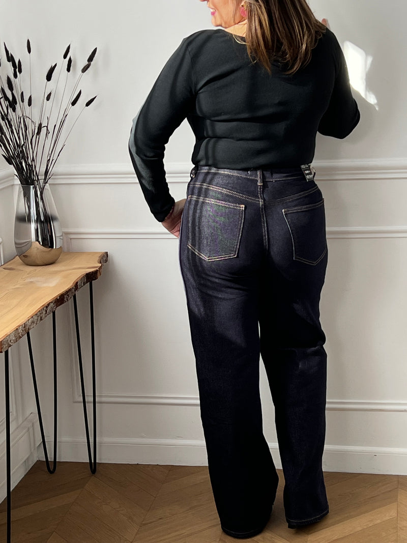 Jean bleu foncé intemporel au style affirmé. Coupe large et confortable avec taille haute qui épouse vos formes avec élégance.