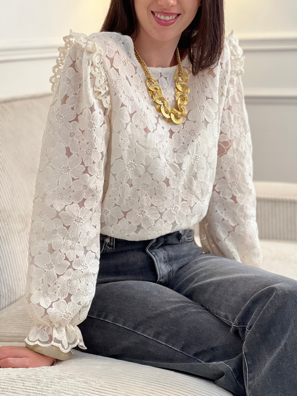 Délicate et féminine, cette blouse en broderie beige séduit par ses jolis détails et ses boutons élégants dans le dos. Une pièce tout en douceur, idéale pour un look chic et intemporel.