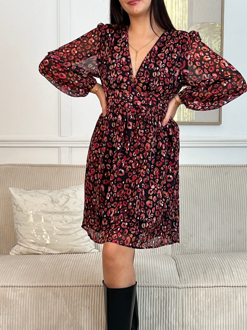 Audacieuse et pleine de charme, cette robe courte à motif léopard coloré séduit par ses tons rose et orangé. Sa coupe légère et féminine apporte une touche de pep’s et d’élégance à ton look.