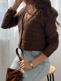 Cette chemise marron en broderie, modèle Venus, allie élégance et confort. Ses manches longues et son col en V apportent une silhouette flatteuse, tandis que les boutons dorés ajoutent une touche raffinée. Doublée pour plus de douceur, elle met en valeur la délicatesse de la broderie tout en offrant une agréable sensation au porter.